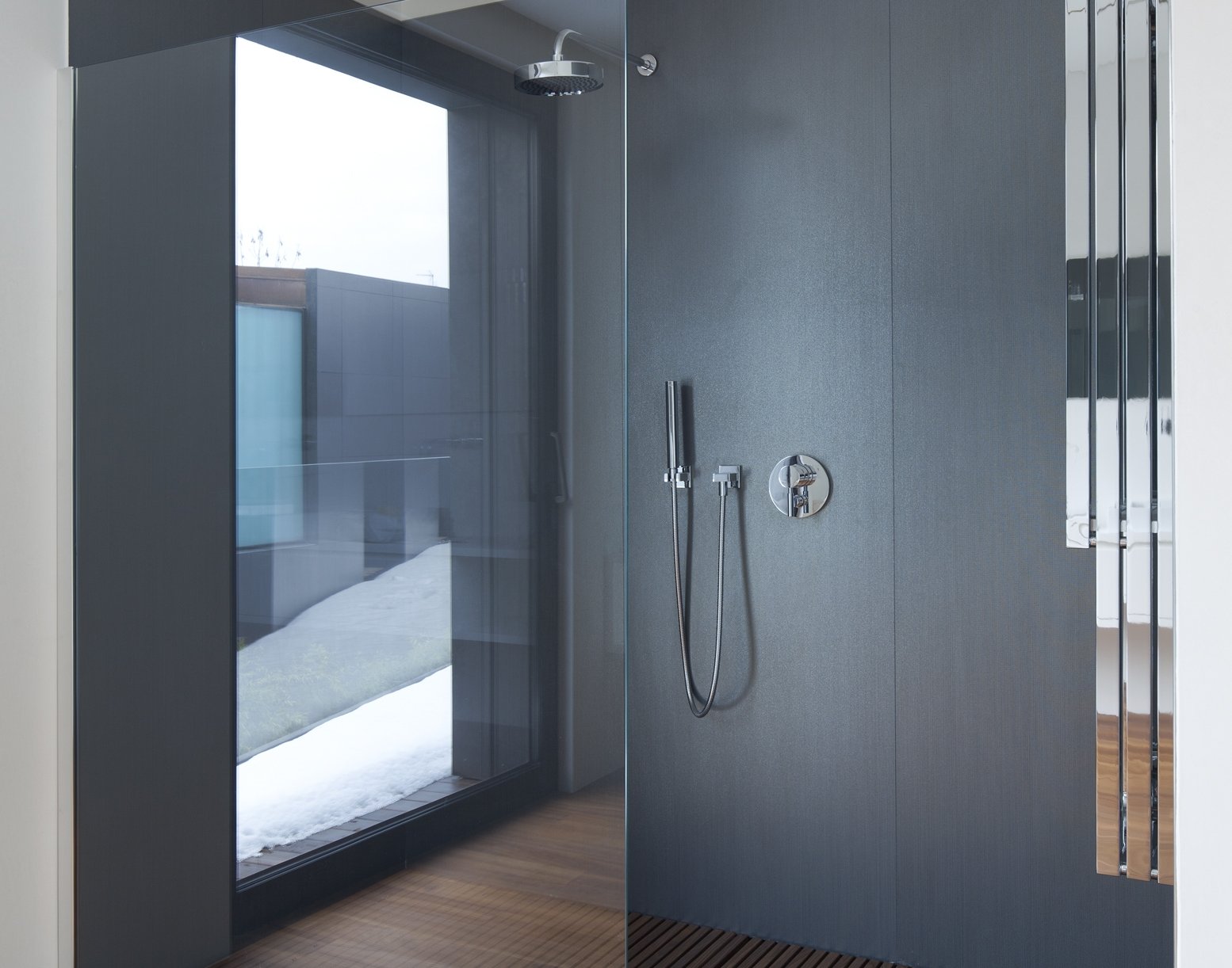 Trend in badkamers, maar ook in woonkamers, of andere ruimtes in huis zijn tegels van 3 mm dik!