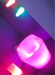 Kies uit traditioneel wit of een felle kleur en creëer een magische sfeer in je badkamer!