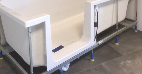 Het HSK Dobla Douchebad wordt inclusief montageframe met poten geleverd