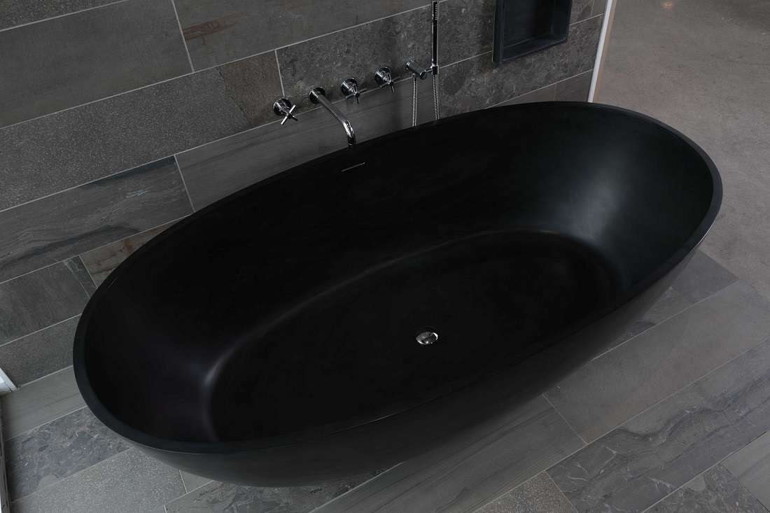 Solid Surface Salina Black, vrijstaand bad met veel ruimte!